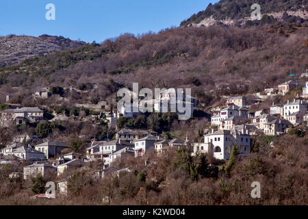 Panoramablick auf das Dorf Vitsa, Zagori, Epirus, GRIECHENLAND Stockfoto