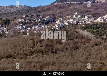 Panoramablick auf das Dorf Vitsa, Zagori, Epirus, GRIECHENLAND Stockfoto