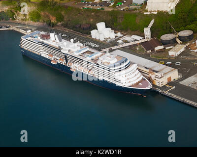 Luftaufnahme von einem Kreuzfahrtschiff im Hafen von Hilo, Hawaii angedockt Stockfoto