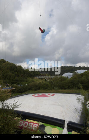 Eddie The Eagle wird die erste Person, die die neue Attraktion im Freifall Eden Project in Cornwall zu versuchen. Stockfoto