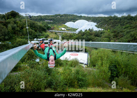 Eddie The Eagle invertiert auf einer massiven 360 Grad human powered Schwingen an das Eden Project in Cornwall geht. Stockfoto