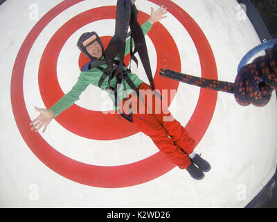 Eddie The Eagle wird die erste Person, die die neue Attraktion im Freifall Eden Project in Cornwall zu versuchen. Stockfoto