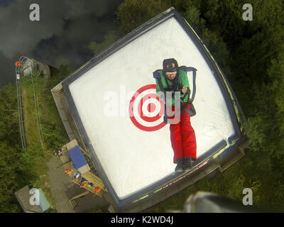 Eddie The Eagle wird die erste Person, die die neue Attraktion im Freifall Eden Project in Cornwall zu versuchen. Stockfoto