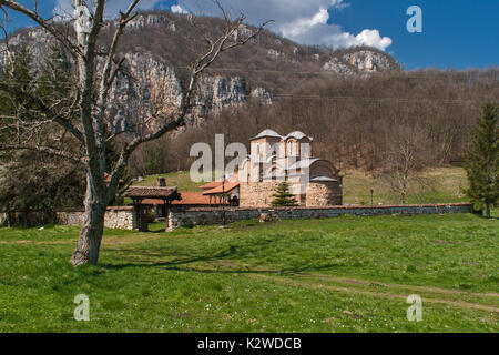 Panorama der mittelalterlichen Poganovo Kloster des Hl. Johannes des Theologen, Serbien Stockfoto