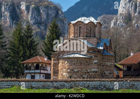 Panorama der mittelalterlichen Poganovo Kloster des Hl. Johannes des Theologen, Serbien Stockfoto