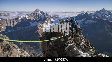 Ein Bergsteiger auf der Schulter der Matterhorn Stockfoto