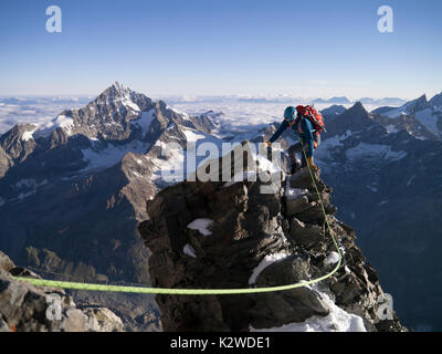 Ein Bergsteiger auf der Schulter der Matterhorn Stockfoto