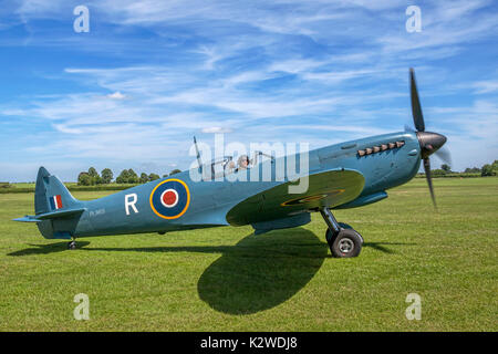 Peter Teichman Taxis in Old Warden in seinen seltenen 1944 Spitfire PR. XI PL965 während der 2013 Shuttleworth Military Pageant. Stockfoto