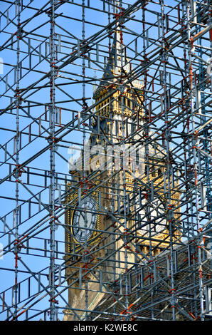 London, England, UK. Big Ben durch Gerüste bei Renovierungsarbeiten in den Häusern des Parlaments (2017) Stockfoto