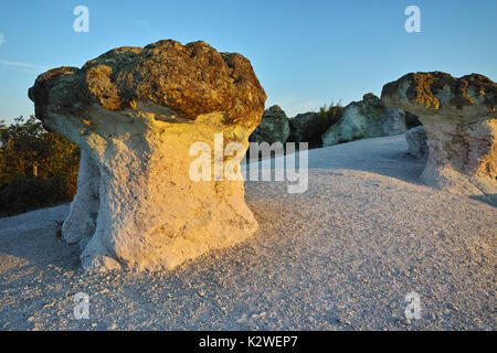 Sonnenaufgang auf einem Felsen Phänomen der Stein Pilze in der Nähe von Beli Plast Dorf, Kardschali Region, Bulgarien Stockfoto