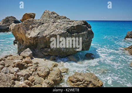 Big Rock in den blauen Gewässern von Megali Petra Beach, Lefkas, Ionische Inseln, Griechenland Stockfoto