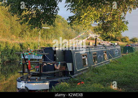 Emma Maye günstig bei Radford Bank 30.8.17. Cw 4071 den schmalen Boot "Emma Maye" fängt die letzte des abends Sonne, als sie auf dem Leinpfad ist Stockfoto