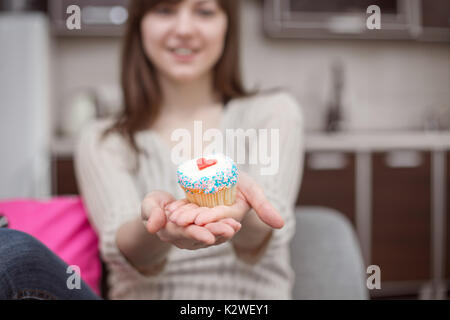 Verschwommene Frau, bunte Cupcake. Stockfoto
