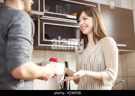 Hausfrau erhalten ein Geschenk von ihrem Ehemann Stockfoto