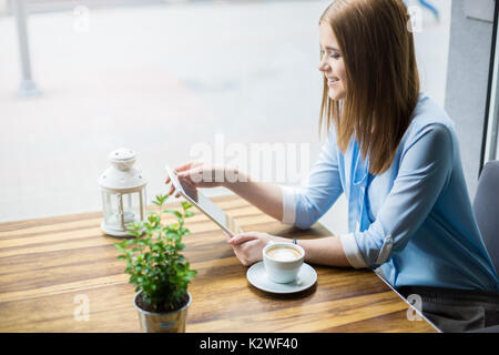 Mit kostenlosem Wi-fi im Cafe Stockfoto