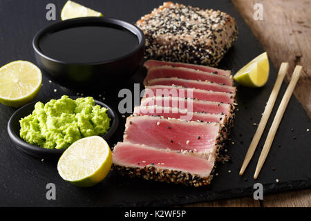 Stein Schiefer Fach mit in Scheiben geschnittenen Thunfisch Steak in Sesam closeup Fried. Horizontale Stockfoto
