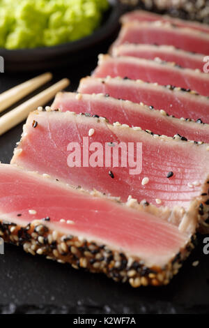 Gourmet Essen: Eine schöne Thunfisch Steak in Sesam und Wasabi Makro auf dem Tisch. Vertikale Stockfoto