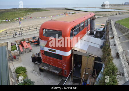 Der Bus Café direkt an der Küste in Ramsgate, Kent Stockfoto