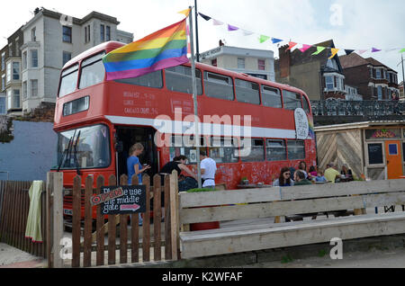 Der Bus Café direkt an der Küste in Ramsgate, Kent Stockfoto