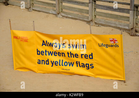 Ein Rettungsschwimmer Warnschild an einem Strand in Margate in Kent Stockfoto