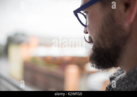 Profil anzeigen von einem bärtigen Mann mit Schnurrbart zusammengerollt Stockfoto