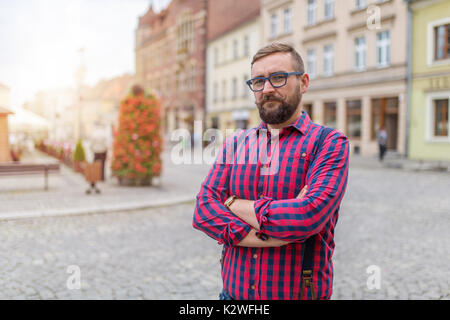 Mann auf der Straße in einer kleinen Stadt Marktplatz Stockfoto