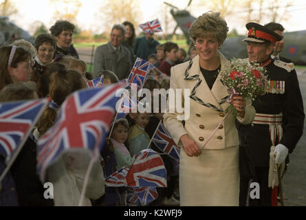 Diana, Prinzessin von Wales, trifft Schüler aus Hillsborough Grundschule, nachdem Sie auf Hillsborough Castle bei ihrem Besuch in Ulster angekommen. Stockfoto