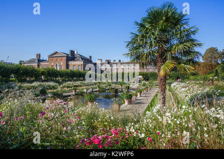 Die weißen Garten auf dem Gelände des Kensington Palace, London, durch die Königliche Gärtner im Speicher von Diana, Prinzessin von Wales erstellt. Stockfoto