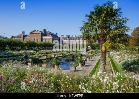 Die weißen Garten auf dem Gelände des Kensington Palace, London, durch die Königliche Gärtner im Speicher von Diana, Prinzessin von Wales erstellt. Stockfoto
