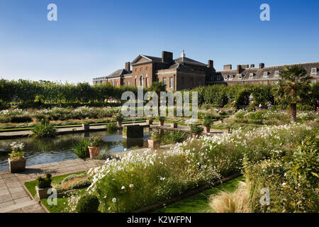 Die weißen Garten auf dem Gelände des Kensington Palace, London, durch die Königliche Gärtner im Speicher von Diana, Prinzessin von Wales erstellt. Stockfoto