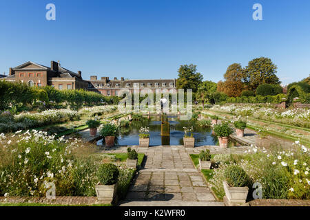 Die weißen Garten auf dem Gelände des Kensington Palace, London, durch die Königliche Gärtner im Speicher von Diana, Prinzessin von Wales erstellt. Stockfoto