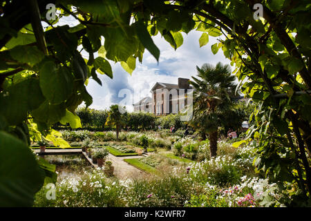 Die weißen Garten auf dem Gelände des Kensington Palace, London, durch die Königliche Gärtner im Speicher von Diana, Prinzessin von Wales erstellt. Stockfoto