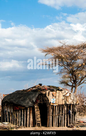 Eine typische Hütte oder Manyatta von Samburu Masai in einem Samburu-Dorf in Nord-Kenia, Ostafrika, Samburu Hütte mit Kuhmist und Lehm gebaut. Stockfoto