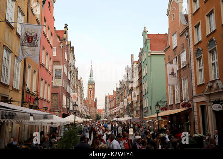 Menschenmassen drängen sich Dluga Street, der Hauptverkehrsstraße durch die Altstadt von Danzig, Polen am 20. August 2017 Stockfoto