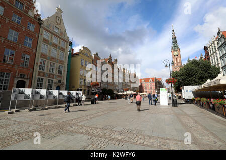 Fußgänger Spaziergang durch Dluga Targ, das Quadrat, das Teil der Dluga Straße in der Altstadt von Danzig, Polen, am 20. August 2017. Stockfoto