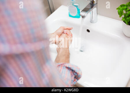 Man Waschen der Hände mit einer antibakteriellen Seife. Kein Gesicht erkennbar ist. Stockfoto