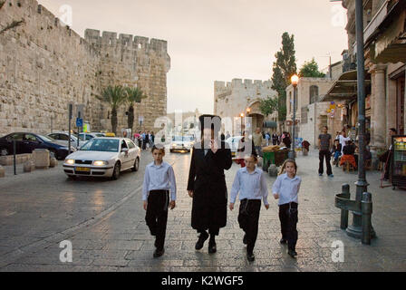 Eine jüdische Familie in der Nähe von Jaffa, der Eingang zum westlichen Rand der Altstadt von Jerusalem. Israel Stockfoto