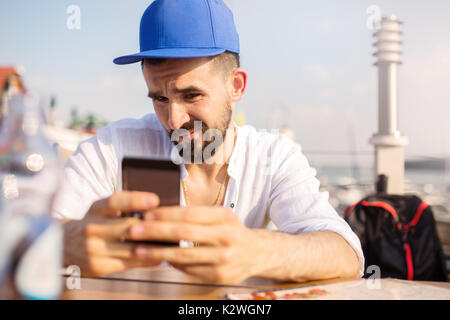 Mann unter selfie beim Mittagessen im Restaurant im Freien Stockfoto