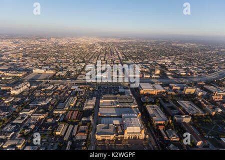 Luftaufnahme südlich von Downtown Los Angeles, Kalifornien. Jefferson Blvd, Hafen 110 Freeway, Universität von Südkalifornien Campus und in der Nähe neighb Stockfoto