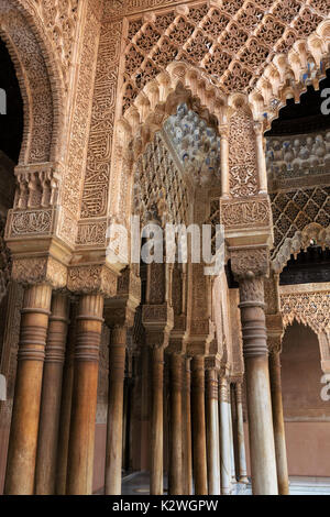 Der Pavillon Eingang in die Sala de los Reyes (Halle der Könige), Patio de los Leones, Palacios Nazaríes, La Alhambra, Granada, Spanien Stockfoto