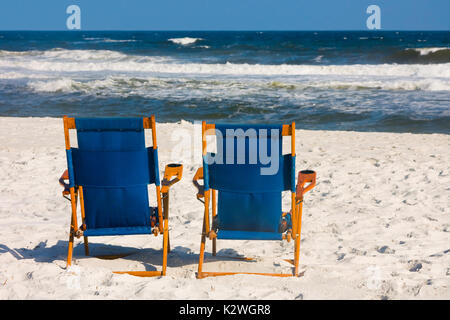 Liegestühle am Strand Stockfoto