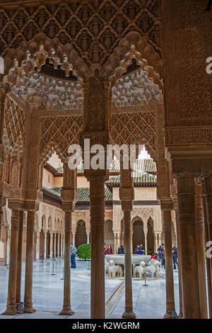 Sala de los Reyes (Halle der Könige), La Alhambra, Granada, Spanien: Blick über den schönen Eingangsbereich Pavillon zum Patio de los Leones Stockfoto