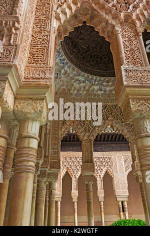 Patio de los Leones (Gericht der Löwen), La Alhambra, Granada, Spanien: Der schöne Eingang Pavillon zum Sala de los Reyes (Halle der Könige) Stockfoto