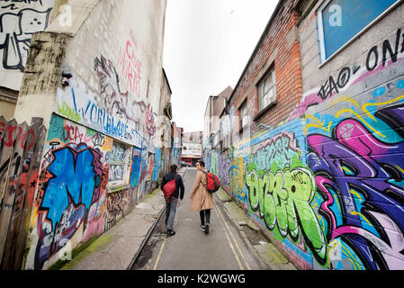 Graffiti in Hepburn Rd in Stokes Croft, Bristol, Großbritannien Stockfoto