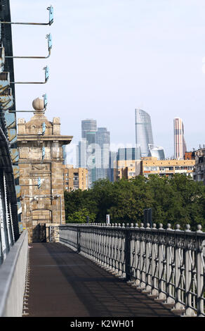 Fußgängerbrücke Andreyevsky und Blick auf Moskau International Business Center an einem Sommermorgen. Moskau, Russland Stockfoto