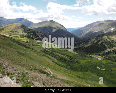 Sommer in der Tundra in den Rocky Mountains National Park in Colorado. Weiße geschwollene Wolken werfen Schatten auf das Land unter. Stockfoto