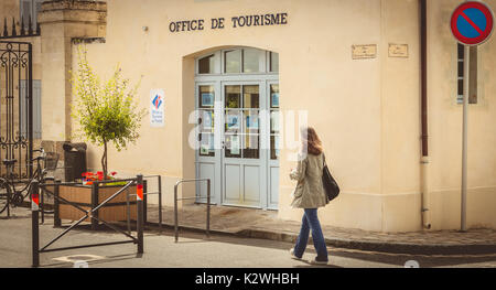 NOIRMOUTIER, Frankreich - 03 Juli, 2017: Frau geht vor der Touristeninformation in der Innenstadt von Noirmoutier, Frankreich Stockfoto