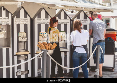 NOIRMOUTIER, Frankreich - 03 Juli, 2017: ice cream maker schult seine Mitarbeiter in der Herstellung und im Verkauf von italienischem Eis Stockfoto