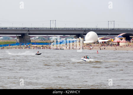 NIJMEGEN, Niederlande - 16 Juli 2013 Strand während der Vierdaagse Nijmegen. Es ist eine jährliche Veranstaltung im Juli. Stockfoto