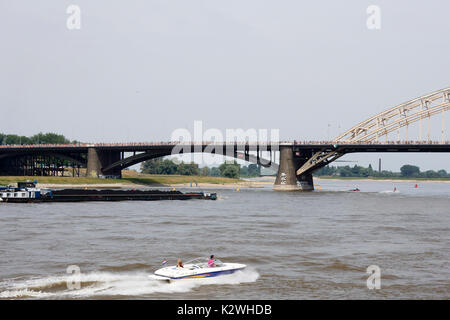 NIJMEGEN, Niederlande - 16 Juli 2013 Menschen aus der ganzen Welt gehen über de Brücke in Nijmegen um 50 Kilometer pro Tag, vier Tage lang. Stockfoto